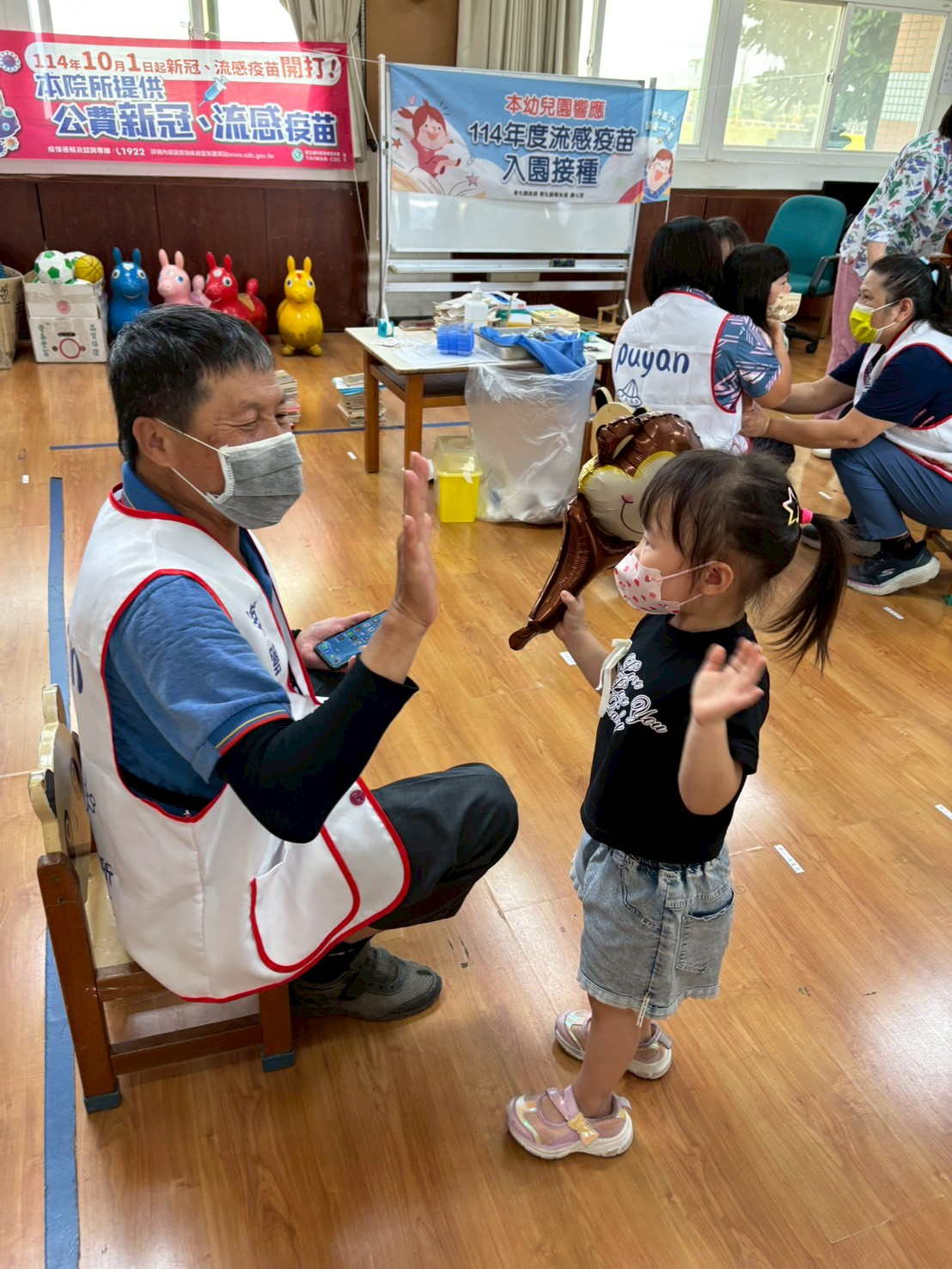 114年10月14日志工協助幼兒流感