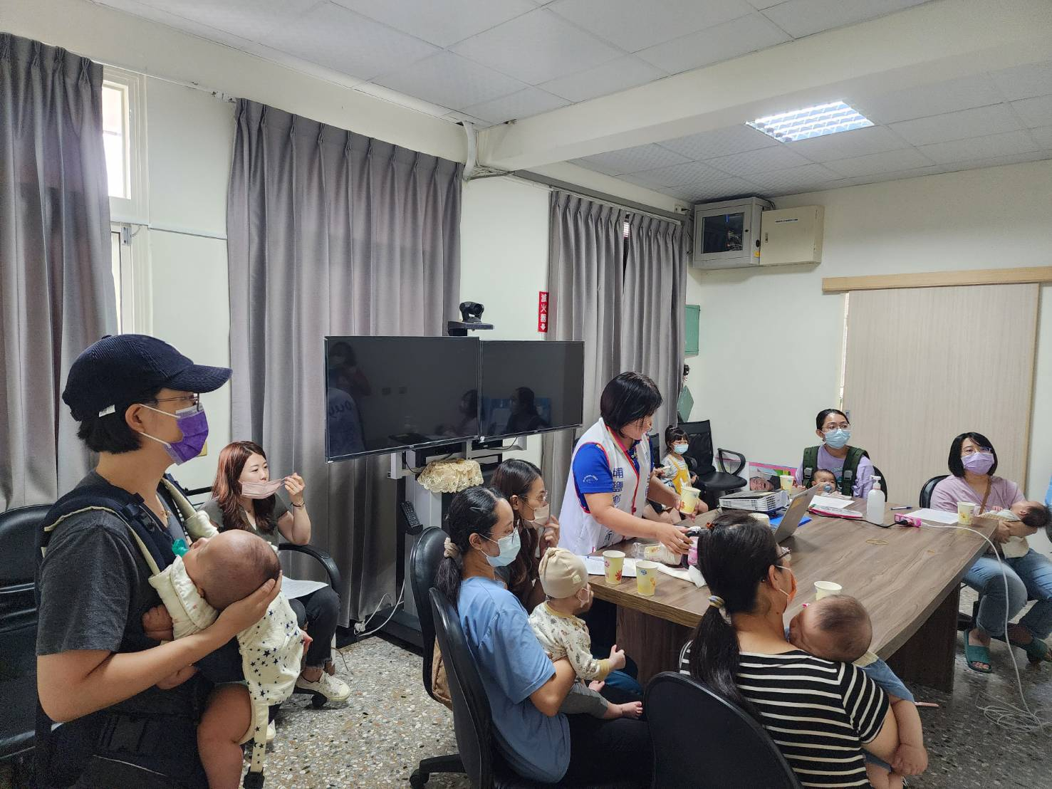 112年6月1日志工協助母乳支持團體 相本